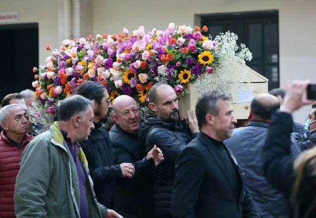 Şükrü Gençoğlu kirst oli kaunistatud lilledega
