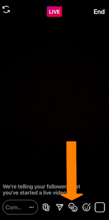 ekraanipilt Instagram Live'i ülekandest oranži noolega, mis osutab ekraani allosas olevale naerunägude ikoonile