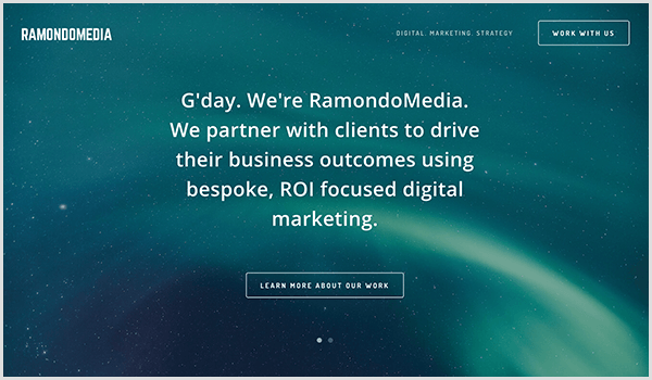RamandoMedia veebisaidil on tumesinine taust tähtede ja valguse triipudega. Pildi kohale ilmub valge tekst ja nupp. Tekst ütleb G'day. Oleme RamondoMedia. Teeme koostööd klientidega, et saavutada nende äritulemusi, kasutades selleks kohandatud, investeeringutasuvusele keskendunud digitaalset turundust. Nupu tekst ütleb Lisateave meie töö kohta. 
