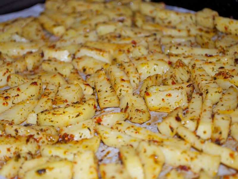 Kuidas teha ahjus vürtsikaid kartuleid? Lihtsaim küpsetatud vürtsika kartuli retsept