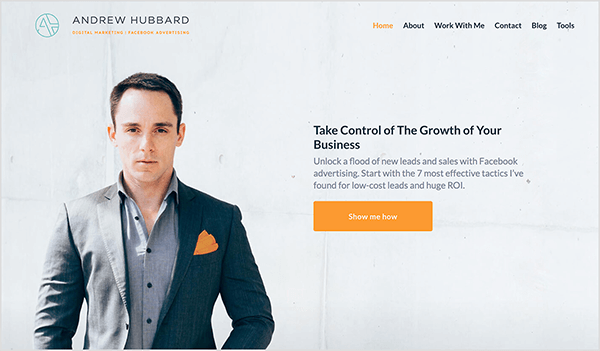 Andrew Hubbardi veebisaidil on näha oranži tasku ruuduga halli ülikonda. Tekst „Võtke juhtimine oma ettevõtte kasvu üle” kuvatakse paksude hallide tähtedega. Oranž nupp ütleb: Näita mulle, kuidas.