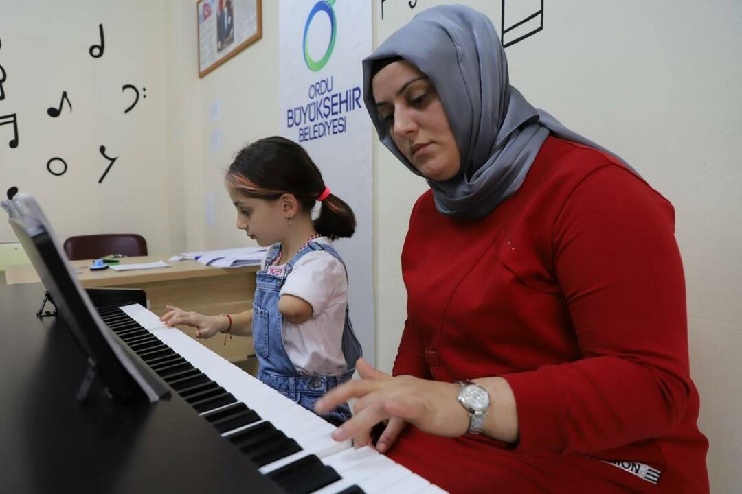 Zeynep õpib koos emaga klaverit mängima