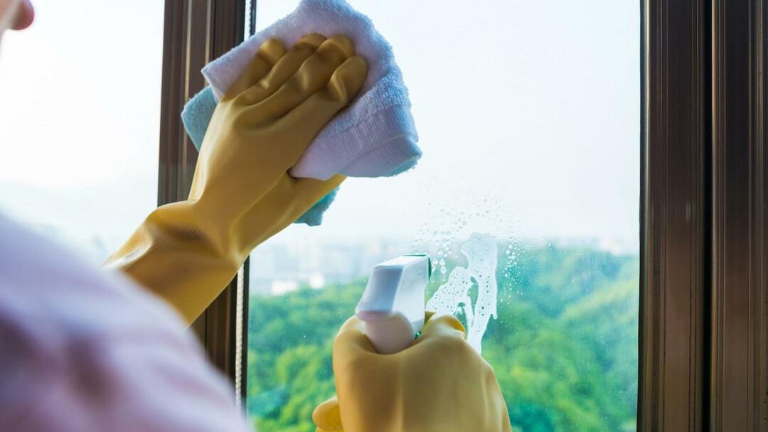 Kuidas aknaid puhastatakse? Segu, mis ei jäta klaasi pühkides plekke! Et aknad vihmavett kinni ei hoiaks