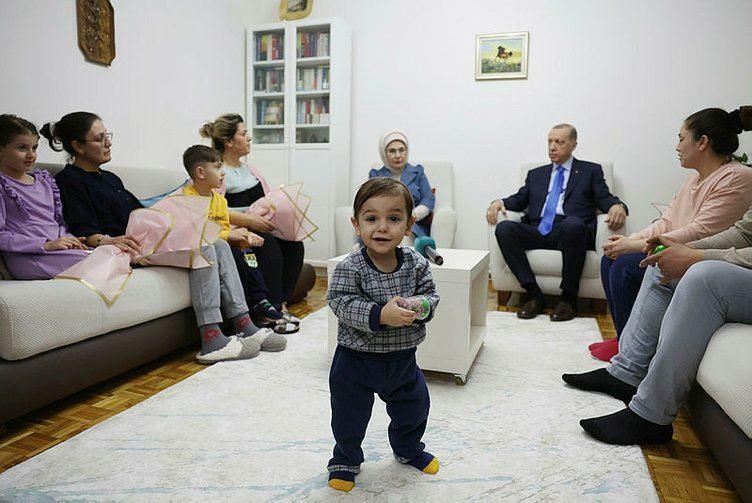 President Recep Tayyip Erdoğan ja tema abikaasa Emine Erdoğan külastasid maavärina üle elanud perekonda