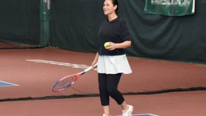 Hülya Avşar mängis oma kodus tennist!