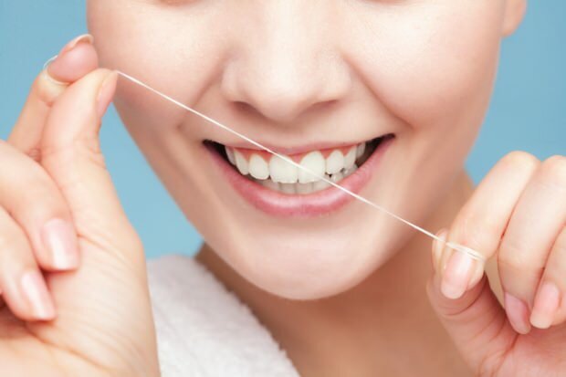 Hammaste vaheliste jääkide eemaldamiseks on soovitatav kasutada hambaniiti.