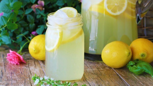 Mis juhtub, kui joome regulaarselt sidrunivett? Mis kasu on sidrunimahlast?