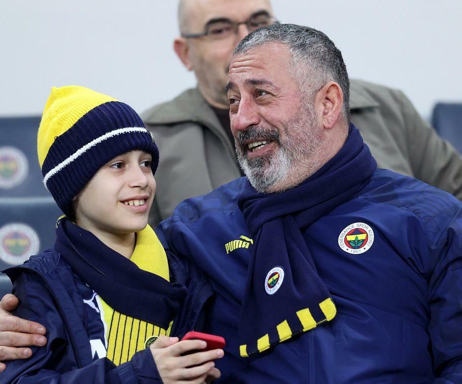 Cem Yılmaz vaatas koos pojaga Fenerbahçe-Galatasaray mängu