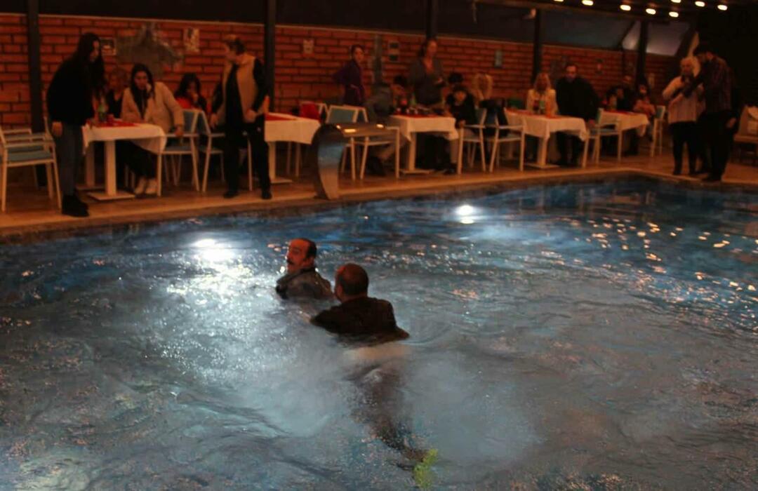 Moraaliõhtul ei jää maavärina ohvritele midagi! Mustafa Keser kukkus basseini
