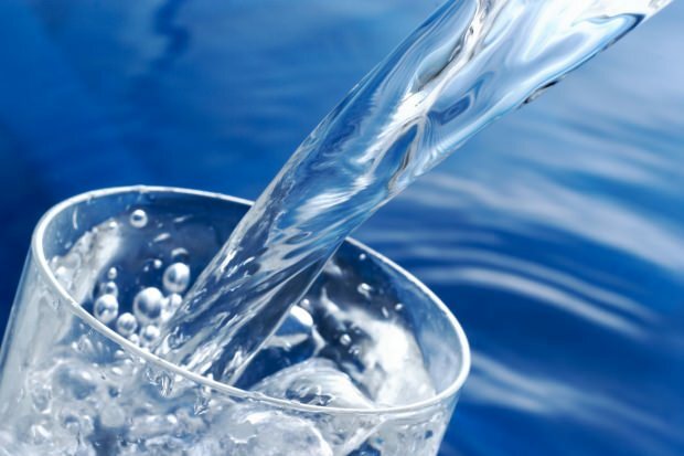 Kas joogivesi suurendab kehakaalu? Mitu liitrit vett tuleks päevas juua, et kaalust alla võtta? Kui te juua vett öösel ...