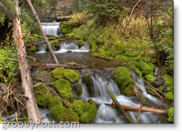 Foto - aeglase katiku kiiruse näide - rohelise metsa jõevoolu vesi