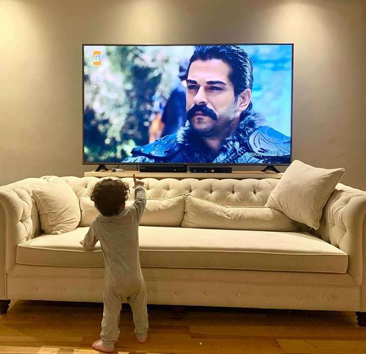 Burak Özçivit jagas oma poega esimest korda! Kui Karan Özçivit nägi oma isa televiisorist ...