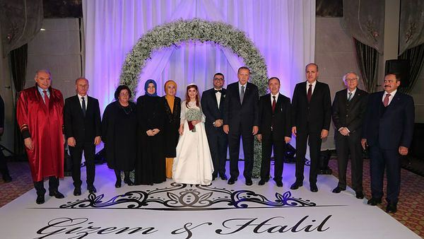 President Erdogan oli samal päeval tunnistajaks kahele pulmale