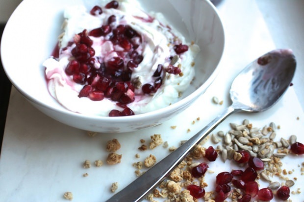 Kuidas nõrgendada mee ja granaatõuna jogurtiga kõvenemisega?