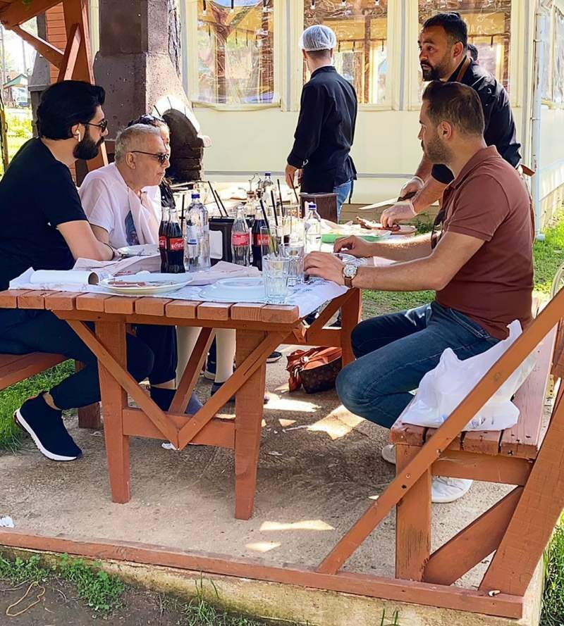 Mehmet Ali Erbil ja Burak Memişoğlu söömise ajal 