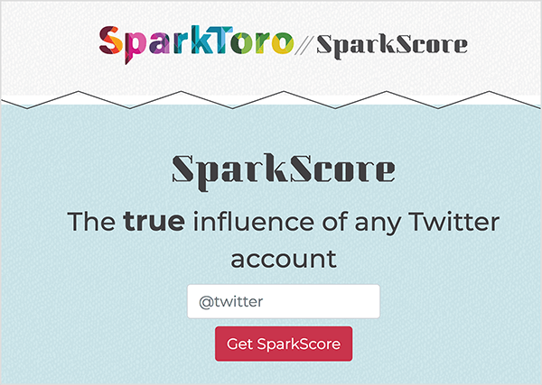 See on ekraanipilt SparkScore'i veebisaidilt. Ülaosas on SparkToro logo, mis on nimi eriti paksus kirjas koos vikerkaarevärvide geomeetriliste aladega. Pärast kahte kaldkriipsu on tööriista nimi SparkScore. Sildirida on „Iga Twitteri konto tõeline mõju”. Sildiliini all on valge tekstikast, mis palub kasutajal sisestada oma Twitteri käepide ja punane nupp sildiga Hangi SparkScore.