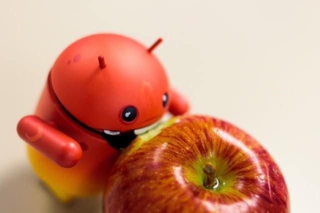Android sööb õuna