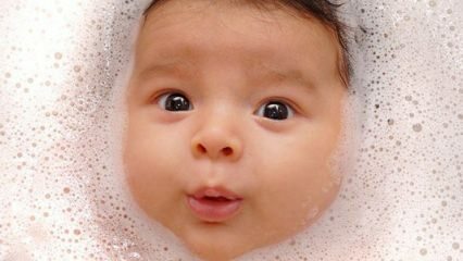 Beebi neelab vett suplemise ajal! Kuidas tehakse vastsündinud beebile ravivanni?