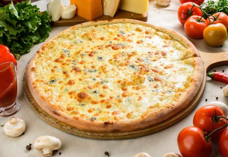Kuidas teha nelja juustuga pitsa? Lihtsaim neli juustupitsat!