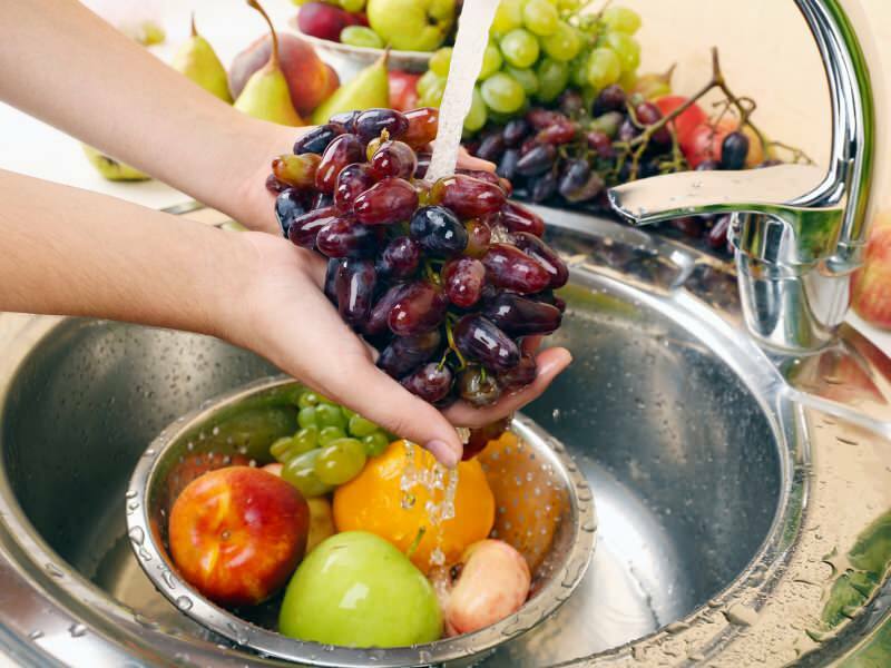 Peske köögivilju ja puuvilju, mida õrnalt hõõrutakse vee all