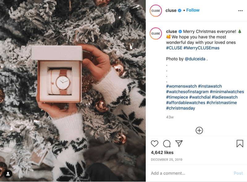 Instagrami postitus kasutajalt @cluse, mis näitab pilti lumehelvestega kampsuniga modellist, kes hoiab kella lumise puu ees @dulceida hashtagidega #cluse ja #meryclusemas