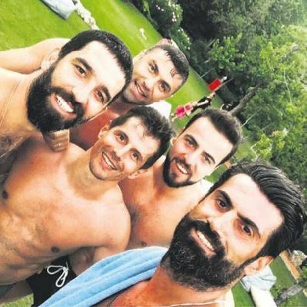 Jalgpalluri Burak Yılmazi tugi Arda Turanile!