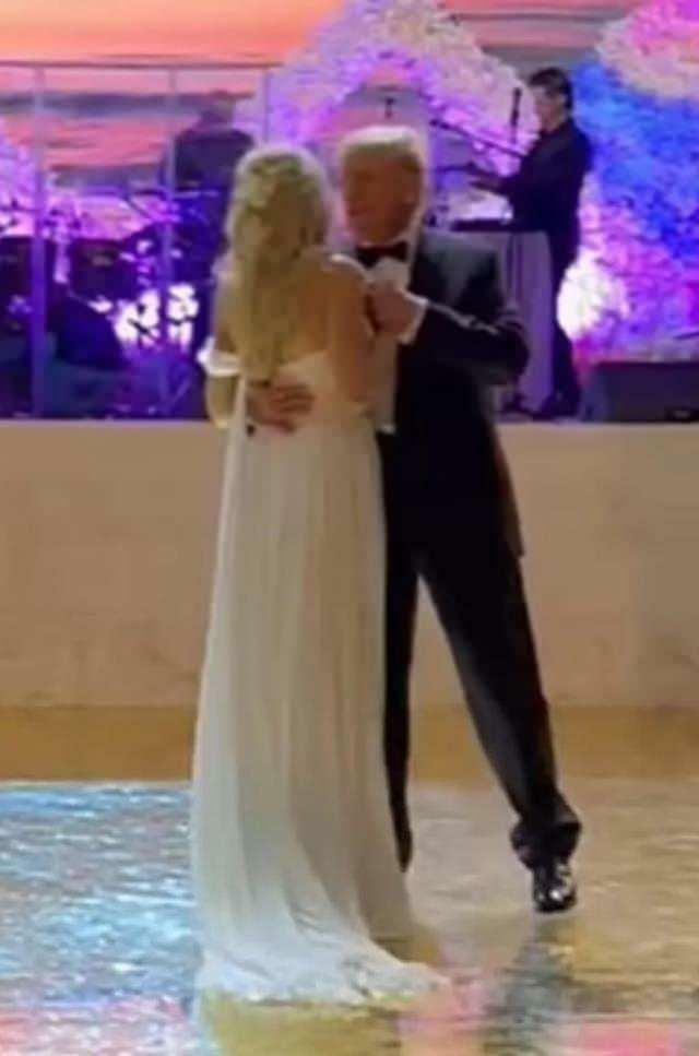 Tiffany tantsis oma isaga