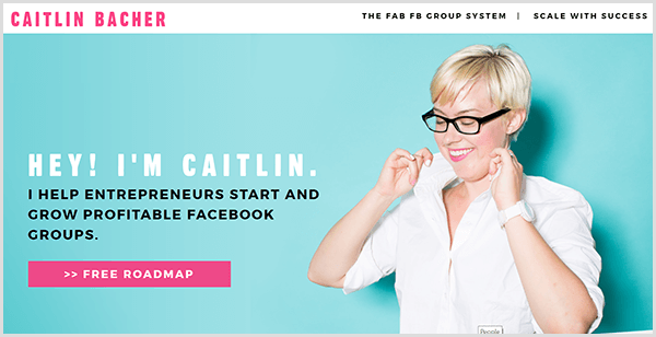 Caitlin Bacheri veebisaidil on sinakasvärviline taust koos fotoga, kus Caitlin tõmbab särgikrae üles. Must tekst ütleb, et hei, ma olen Caitlin ja aitan ettevõtjatel kasumlikke Facebooki gruppe alustada ja neid kasvatada.