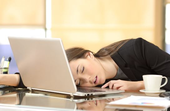 äkilised unarünnakud töökeskkonnas võivad põhjustada liigset unehaigust