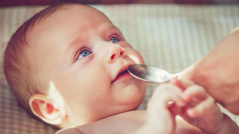 Millal antakse imikutele vett? Kas piimaseguga toidetud beebile võib üleminekul toidule anda vett?