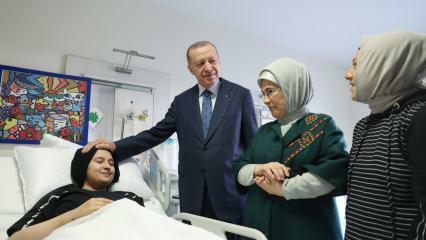 President Erdoğan ja tema abikaasa Emine Erdoğan kohtusid katastroofi lastega