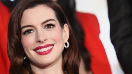 Anne Hathaway jagas oma jälgijatega, et on teist korda rase!