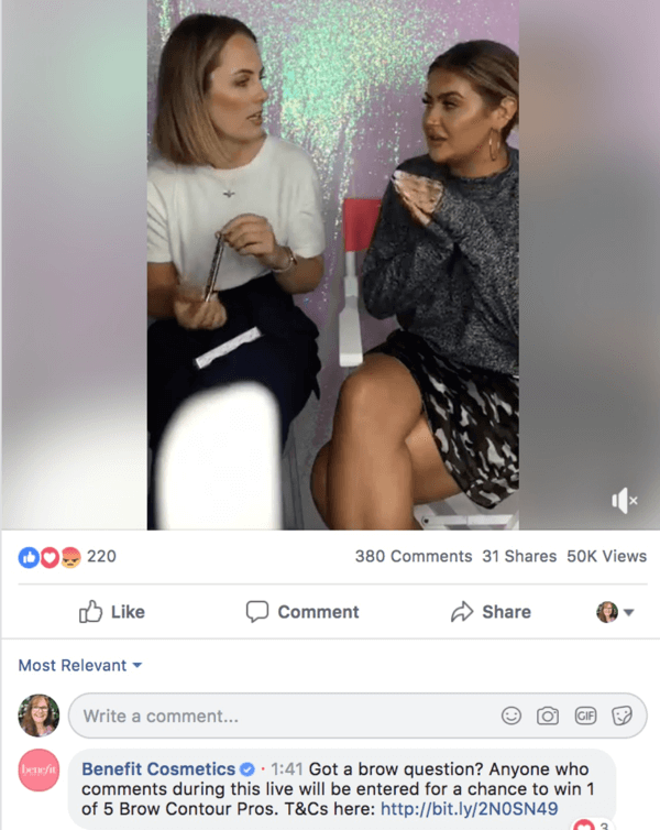 Benefit Cosmetics'i Facebook Live'i näide koos konkursiga kommentaarides.