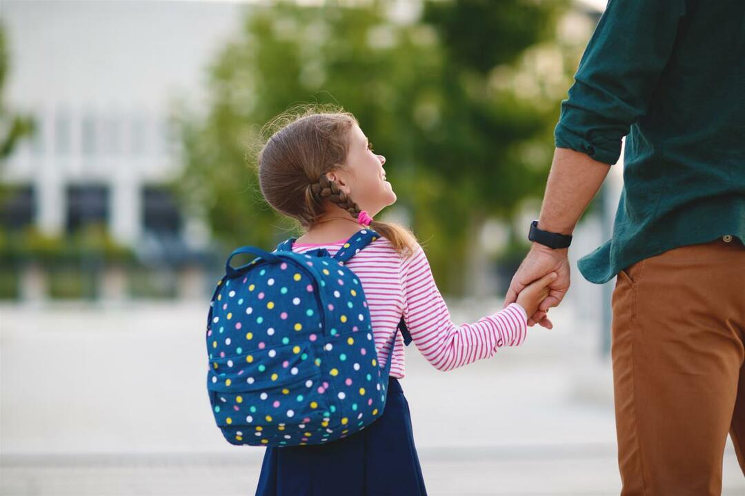 Kuidas kohelda lapsi esimesel koolipäeval