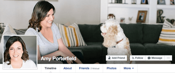 Amy Porterfield kasutab oma isikliku Facebooki profiili jaoks juhuslikke pilte, mis töötaksid endiselt ärikontekstis.
