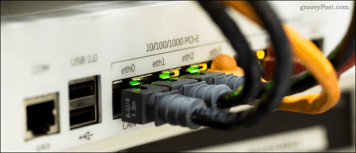 Ethernet-kaablid on ühendatud võrgulülitiga