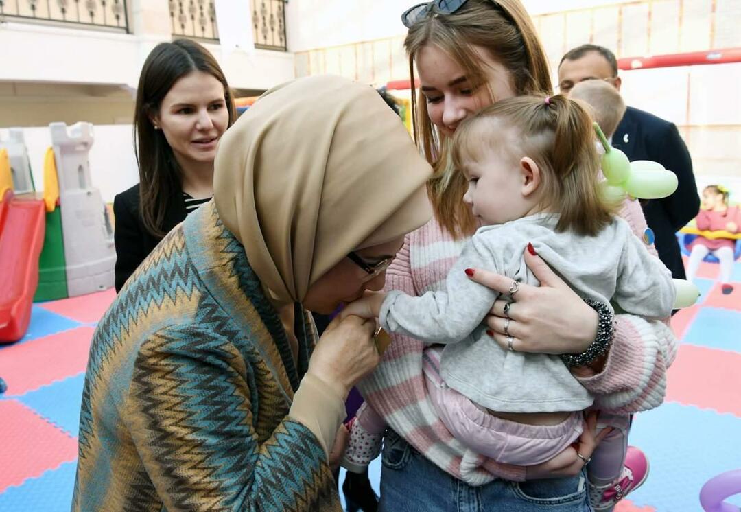 Emine Erdoğan kohtus Ukrainast toodud orvuks jäänud lastega