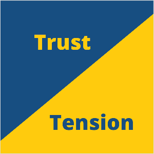 See on ruudukujuline illustratsioon Seth Godini usalduse ja pinge turunduskontseptsioonist. Ruut on sinises kolmnurgas vasakus ülanurgas ja kollases kolmnurgas paremas alanurgas. Sinises kolmnurgas on kollane tekst Usaldus. Kollases kolmnurgas on sinises kirjas pinge.