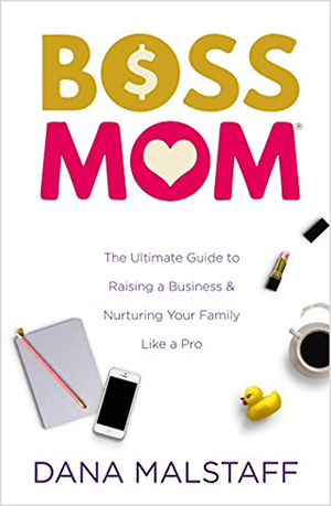 See on ekraanipilt Dana Malstaffi raamatu kaanest, mis on ilmunud raamatu Boss Mom: The Ultimate Guide to Business Raising & Pertain Careing Your Pro Like Pro kaudu. Pealkirjas olevad sõnad ilmuvad vastavalt kollase ja roosa värviga. Dollari märk ilmub O-s sõnas Boss. O-s ilmub süda sõnaga ema. Kaanel on valge taust ning pealkirja ja sildi alla on paigutatud märkmik, iPhone, kummitukk, tass kohvi ja roosa huulepulga avatud toru.