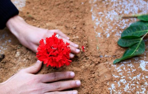 Mis on hauakülastuse palve? Milliseid palveid kalmistul loetakse? Lillede hauale istutamiseks ...