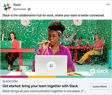 See on ekraanipilt Slacki Facebooki reklaamist. Reklaami tekst ütleb: „Slack on töökeskkond, kus teie meeskond on paremini ühendatud.” Reklaamipildil istub must naine halli sülearvutiga laua taga. Tema juuksed on lühikesed ja värvilise peapaelaga tagasi hoitud. Ta kannab fuschia pluusi ja türkiissinist kaelakeed ning puhub läbi kollase müra tekitaja. Taustal istuvad teised inimesed töölaua taga ja kannavad värvilisi riideid. Kontor on värvitud erkroheliseks ja laest kukub alla konfetti. Talia Wolf soovitab oma reklaamides kasutada selliseid fotosid, mis näitavad tooreid emotsioone.