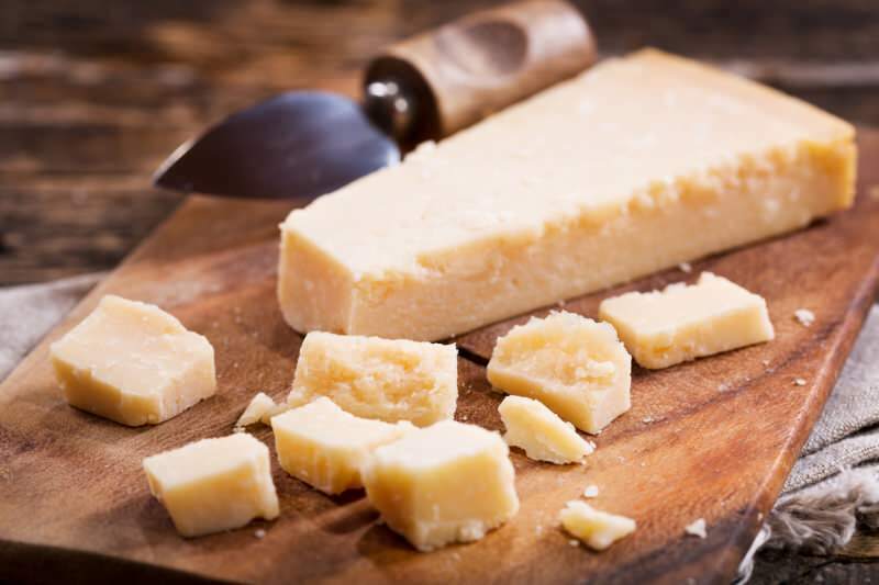 Mis on parmesani juust ja kuidas seda tehakse? Milliseid roogasid kasutatakse parmesani juustuga?