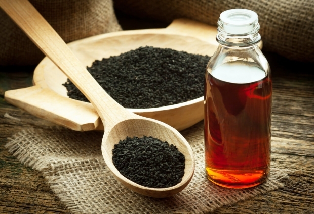 Musta seemneõli vähendab kahjulikke rakke naha pinnal. 