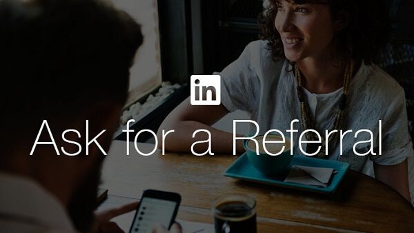  LinkedIn hõlbustab tööotsijatel sõbralt või kolleegilt saatekirja taotlemist, kasutades LinkedIni uut nuppu Ask for a Referral.