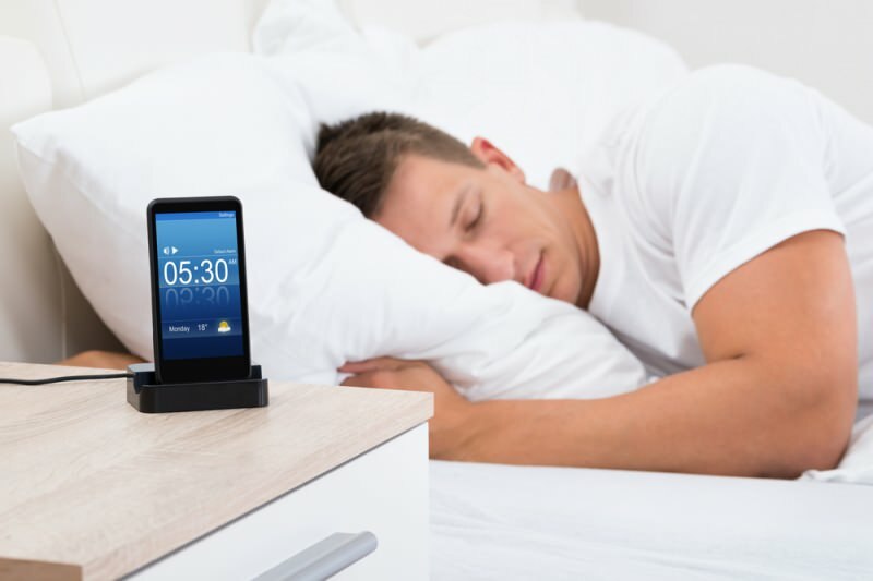 Mobiiltelefoni lähedal magamine põhjustab tõsiseid haigusi
