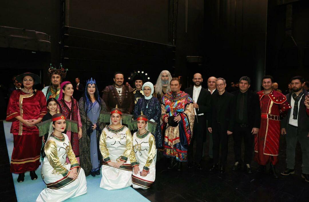 Emine Erdoğan vaatas Turandot ooperit