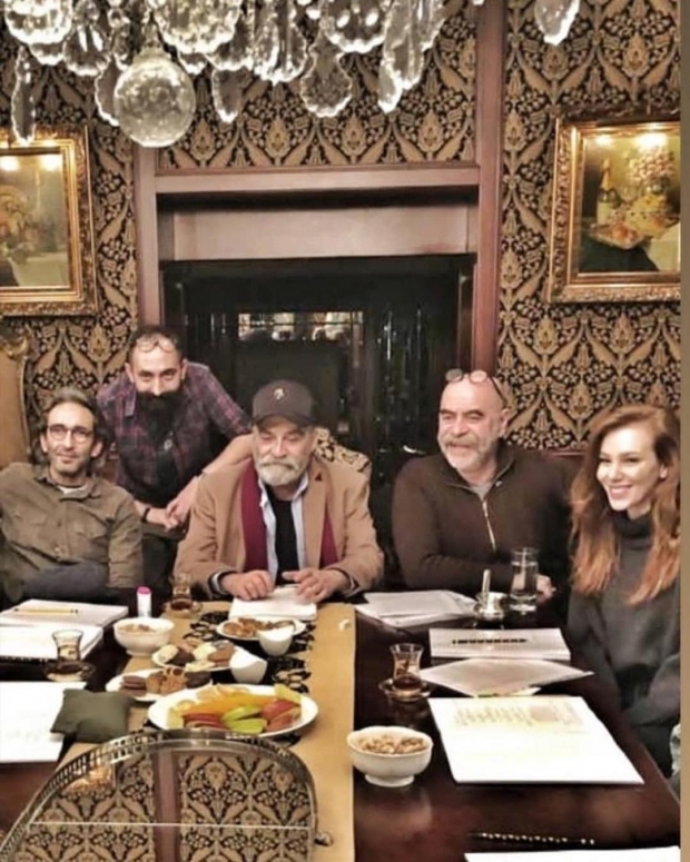 Haluk Bilginer ja teised näitlejad koos 