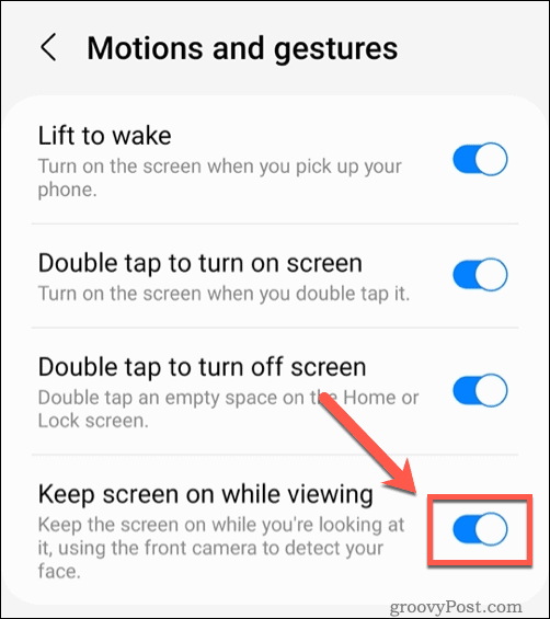 Ekraani sisselülitamise funktsiooni lubamine Samsungi telefonides vaatamise ajal