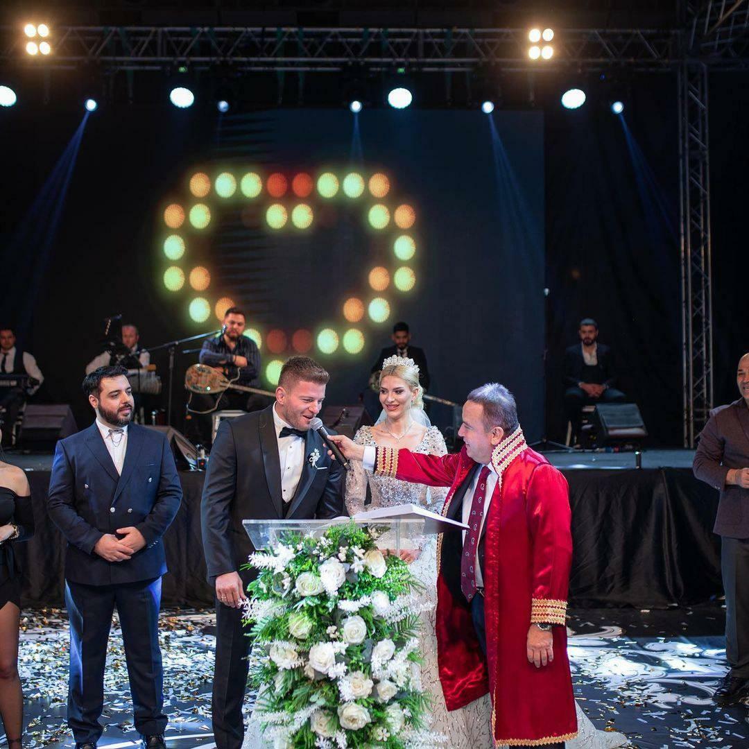 Kuulsa paari pulmad viis läbi Antalya pealinna linnapea.