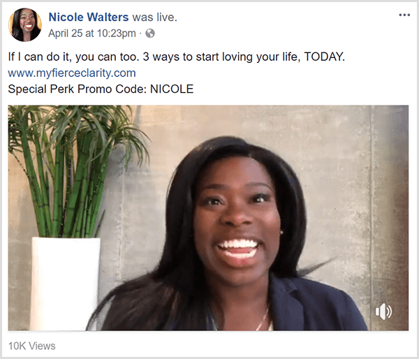 Nicole Walters jagab Facebooki otsevideot, mis reklaamib tema kursust Fierce Clarity. Ta ilmub äririietuses neutraalse seina ja valge bambusekasvuga kõrge bambusetaime ette.